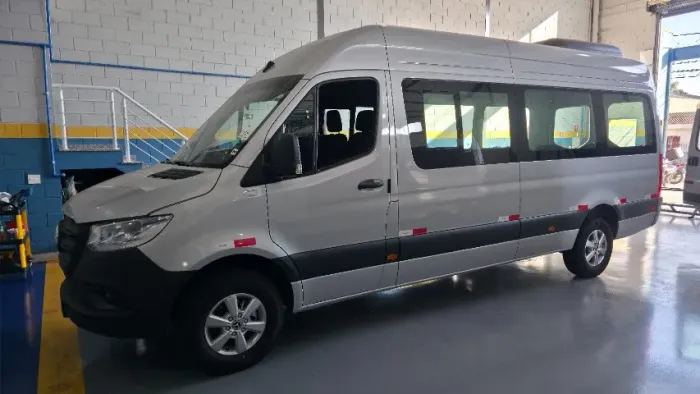 Mercedes-Benz Sprinter 417 Furgão Extra Longo Teto Alto Aut. (e6) 2027