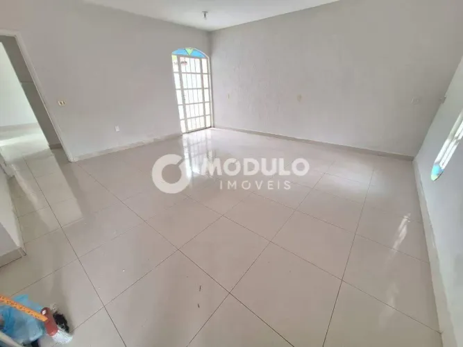 Casa residencial disponível para locação no bairro Luizote de Freiras.