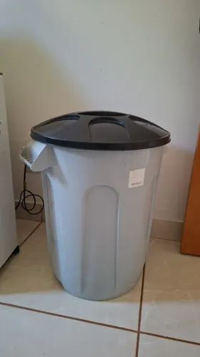 Balde grande para diversas finalidades. Colocar roupas sujas, guardar objetos entre outros