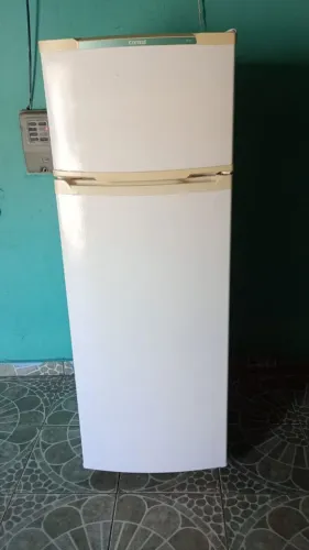 Vendo geladeira funcionando perfeitamente só pega e usa despenso curioso!