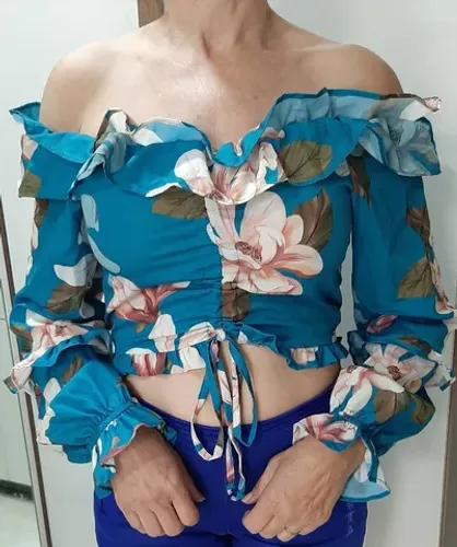 Cropped azul florido com babados 38/40 , tecido não amassa.