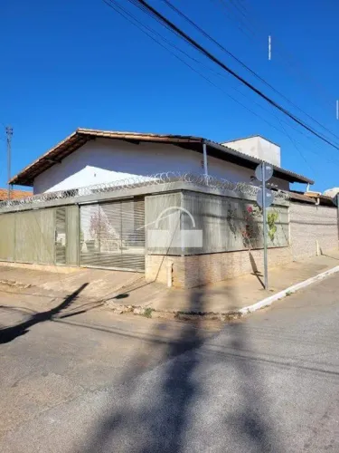 Casa à venda, 3 quartos, 2 vagas, Centro - Araçaí/MG