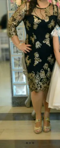 Vestido de renda preto com detalhes dourados