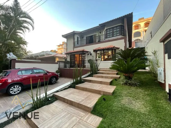 Casa com piscina e varanda à venda em um dos melhores condomínio de Arujá.