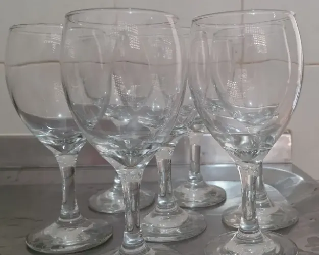 taças de vidro de aproximadamente 200mL