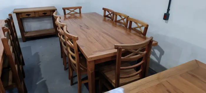 Mesa com oito cadeiras de madeira 2x90 $ 3.599,00  no Pix. Entregamos  frete grátis 