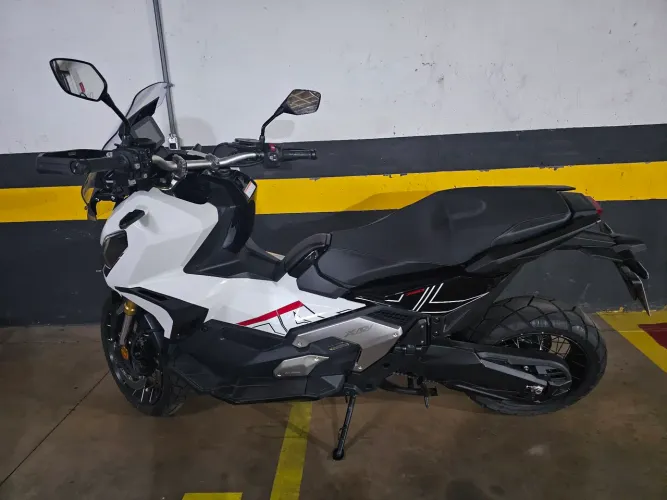 Honda X-ADV Branca 2023/2024