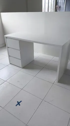 Escrivaninha branca com três gavetas