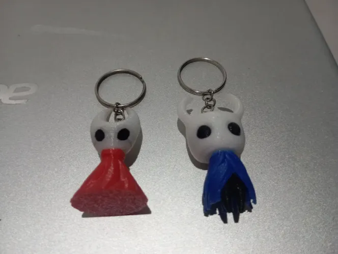 Chaveiros hollow knight e Hornet.