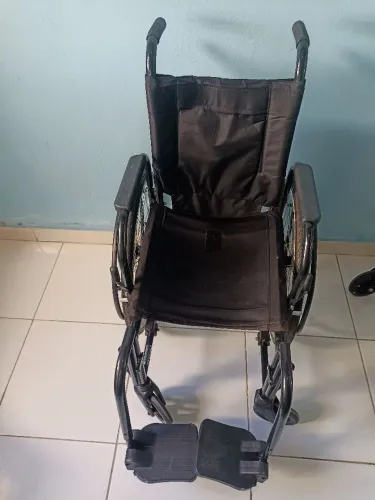 Cadeira de rodas e de banho leve e prática, ideal para facilitar a mobilidade.
