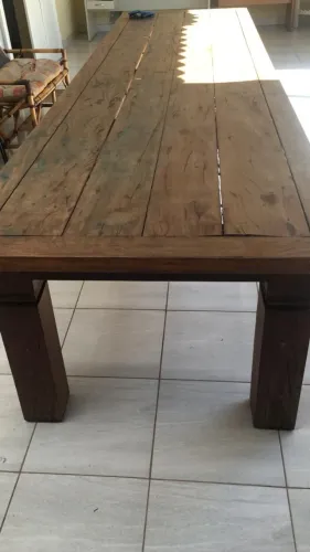 Vendo mesa de madeira rústica medindo 3,90 x 1,08 cm. Feita em MG. 