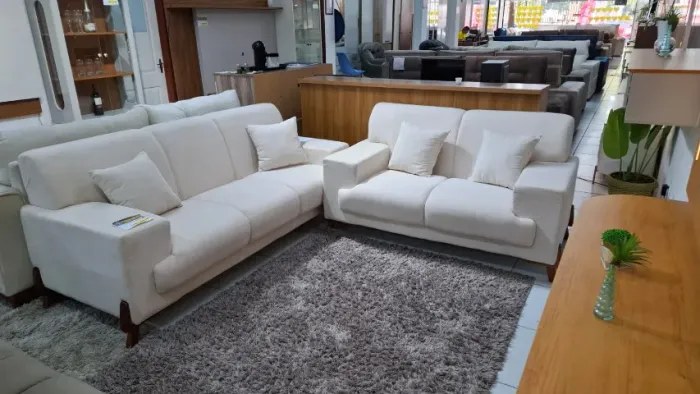 CONJUNTO DE SOFÁ 2 E 3 LUGARES COM PÉS EM MADEIRA MACIÇA