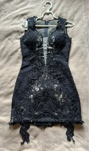 Vestido Preto de Renda com Pedraria
