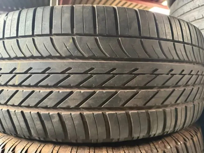 Pneu 255/55/20 Goodyer 90 % vida útil