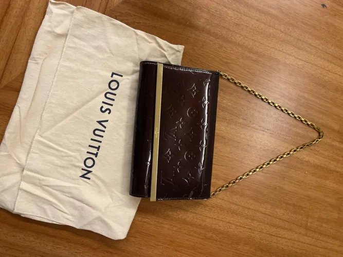 Bolsa Louis Vuitton Verniz com Corrente Dourada