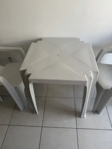Mesa + 2 cadeiras