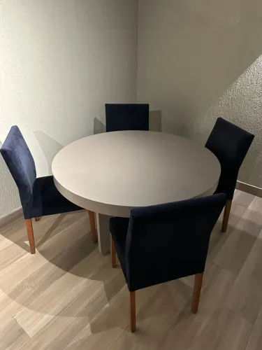 Conjunto de Mesa com 4 Cadeiras