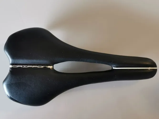 Selim Shimano Pro Griffon Carbono 143mm e 156 gramas