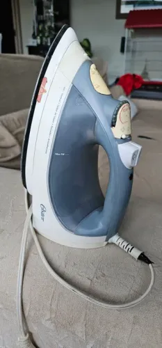 Ferro de Passar Roupa a vapor Oster 220V