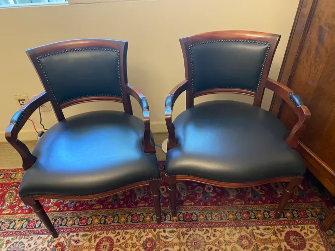 Conjunto de 2 cadeiras para escritório com revestimento em couro