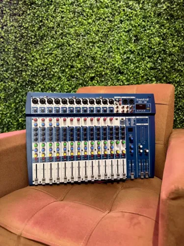 Mesa Analógica Soundcraft MI-16 com 16 Canais