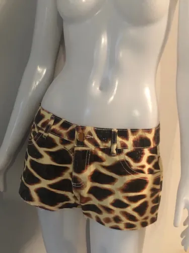 Shorts em couro e shorts jeans