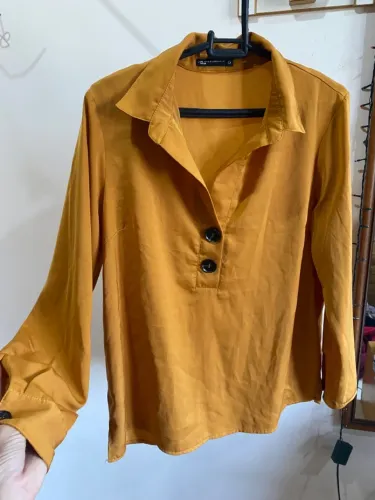 Casaquinho amarelo com botões