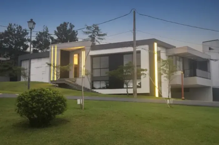 Casa de esquina com vista definitiva em Alphaville Lagoa dos Ingleses, garagem 6 carros.