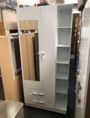 Guarda-roupa branco com espelho e prateleiras