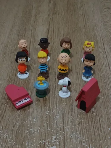 Snoopy Miniaturas Peanuts ,5cm Kit com 10 personagens + acessórios