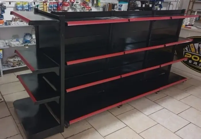 Gôndolas Comerciais em aço, na cor Preta