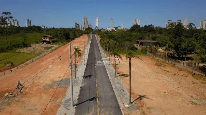 Loteamento na praia do momento, em franco desenvolvimento, no bairro Santo Antônio em Baln