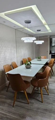 Mesa de Jantar Elegante e Moderna com Cadeira em couro sintetico
