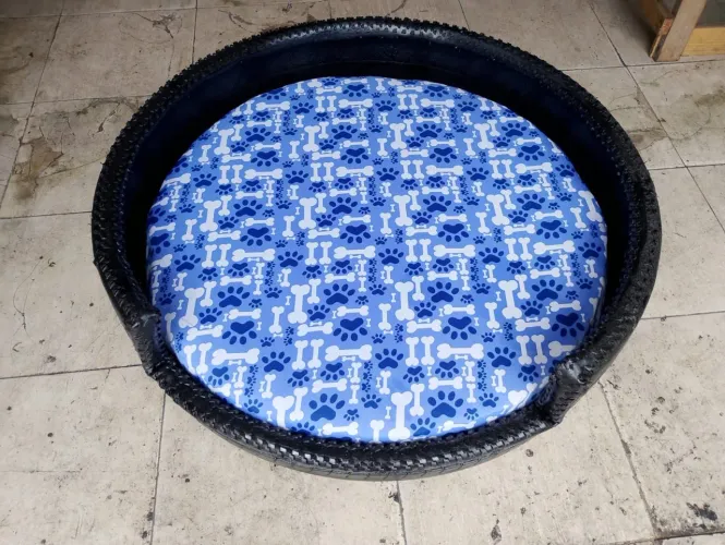 Cama para cachorro feita de pneu