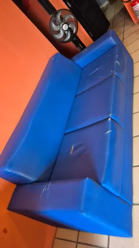 Vendo sofá 3 lugares azul super confortável.