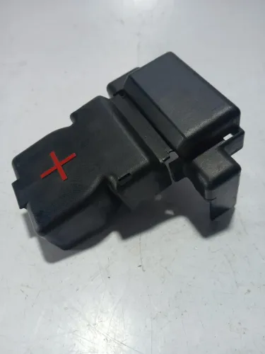 Tampa polo positivo bateria nissan march versa 2016/2020 (usado)
