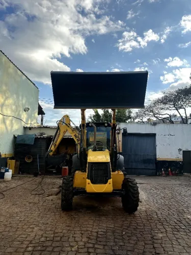 Retro Escavadeira New Holland 2022, com 2296 horas