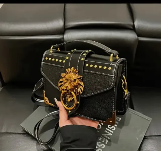 bolsa preta transversal cabeça de leão dourada