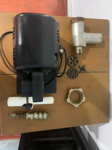 Moedor de carne industrial em ótimo estado.