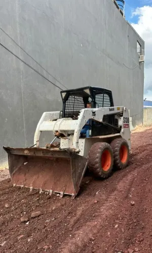 Mini Carregadeira Bobcat S130 cabine aberta 