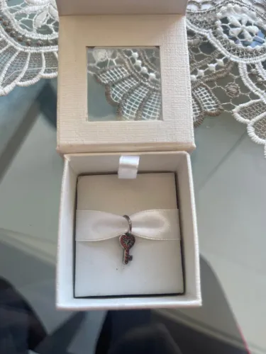 Berloque Vivara Chave do Amor com rubis cravejados 