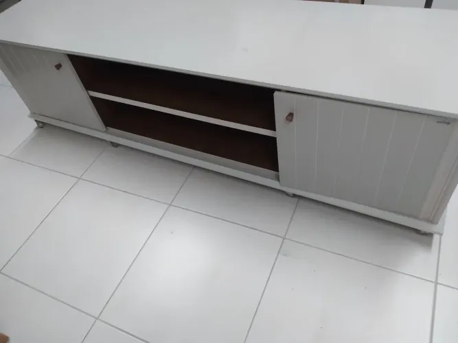 Rack para tv com 2 portas e rodinhas pra correr