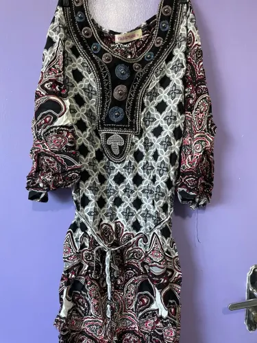 Vestido estampado Indiano com detalhes em pedrarias