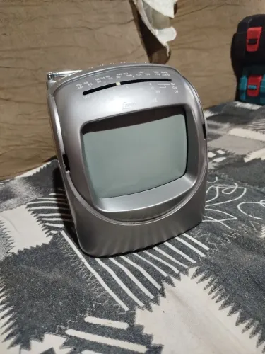 Televisão antiga - ideal para decoração