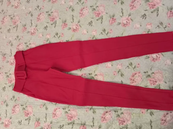 Calça rosa 70% viscose, tamanho P, acompanha cinto 