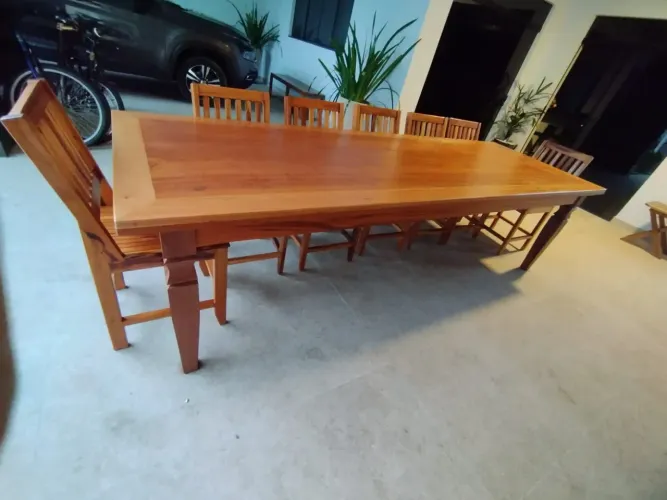 Mesa de madeira maracatiara sem cadeiras 
