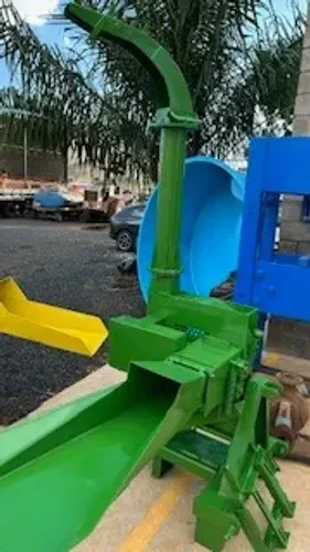 Ensiladeira Triturador Estacionaria. Vende ou aluga.