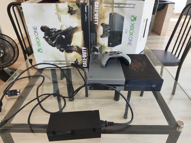 XBOX ONE 1 TB - Edição Limitada Call of Duty + Gears of War Ultimate Edition e Sunset OD