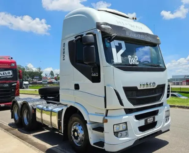 Iveco hiway 440 6x2 Ano 2017 teto alto automático geladeira tanque em alumínio