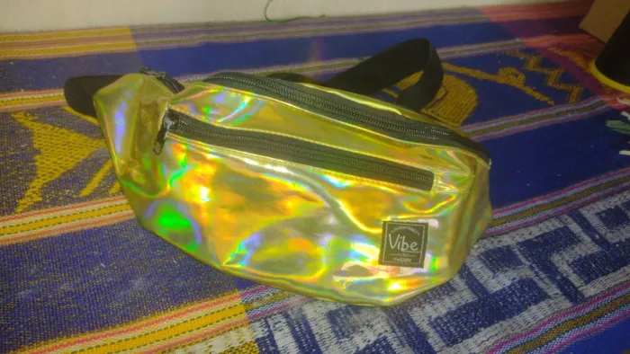 Pochete amarela com reflexo